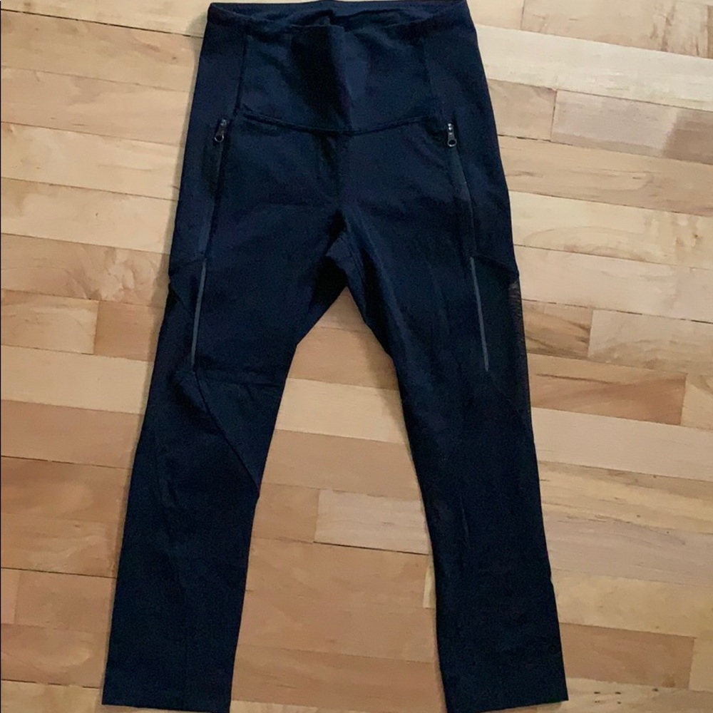 Black LuluLemon crop leggings